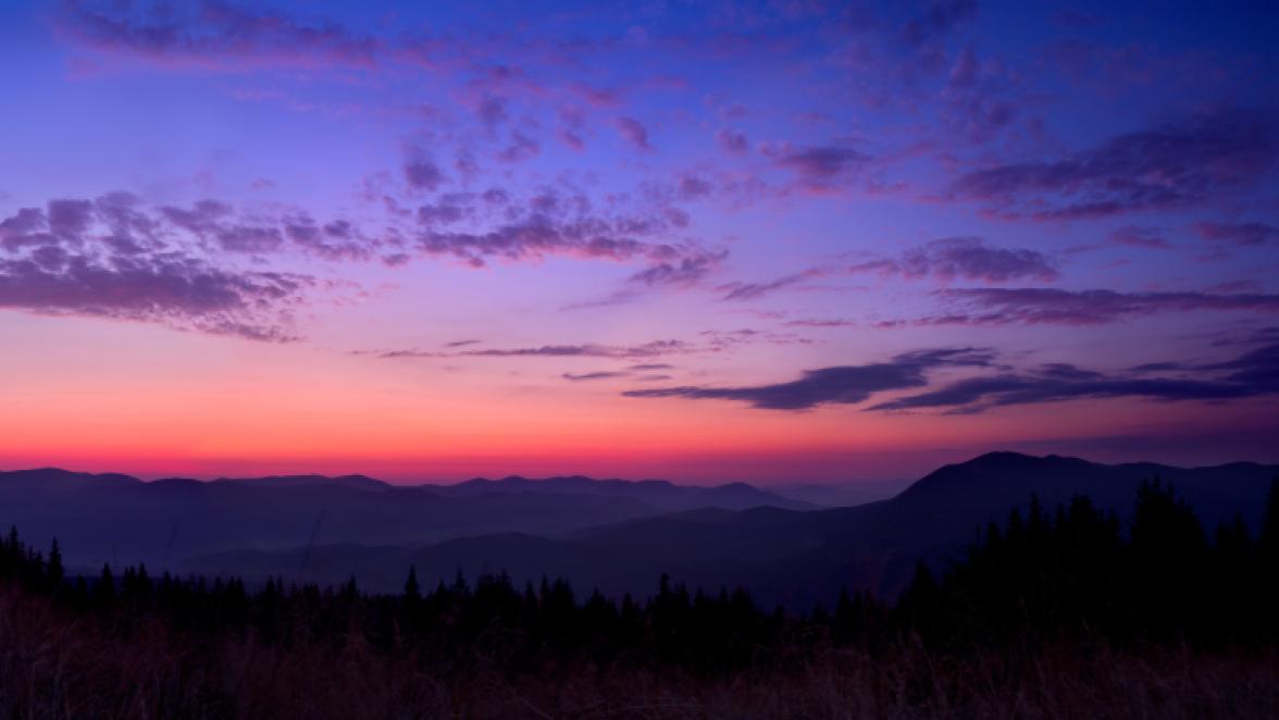 colorful-skyline-over-the-mountains-in-early-morning-before-sunrise