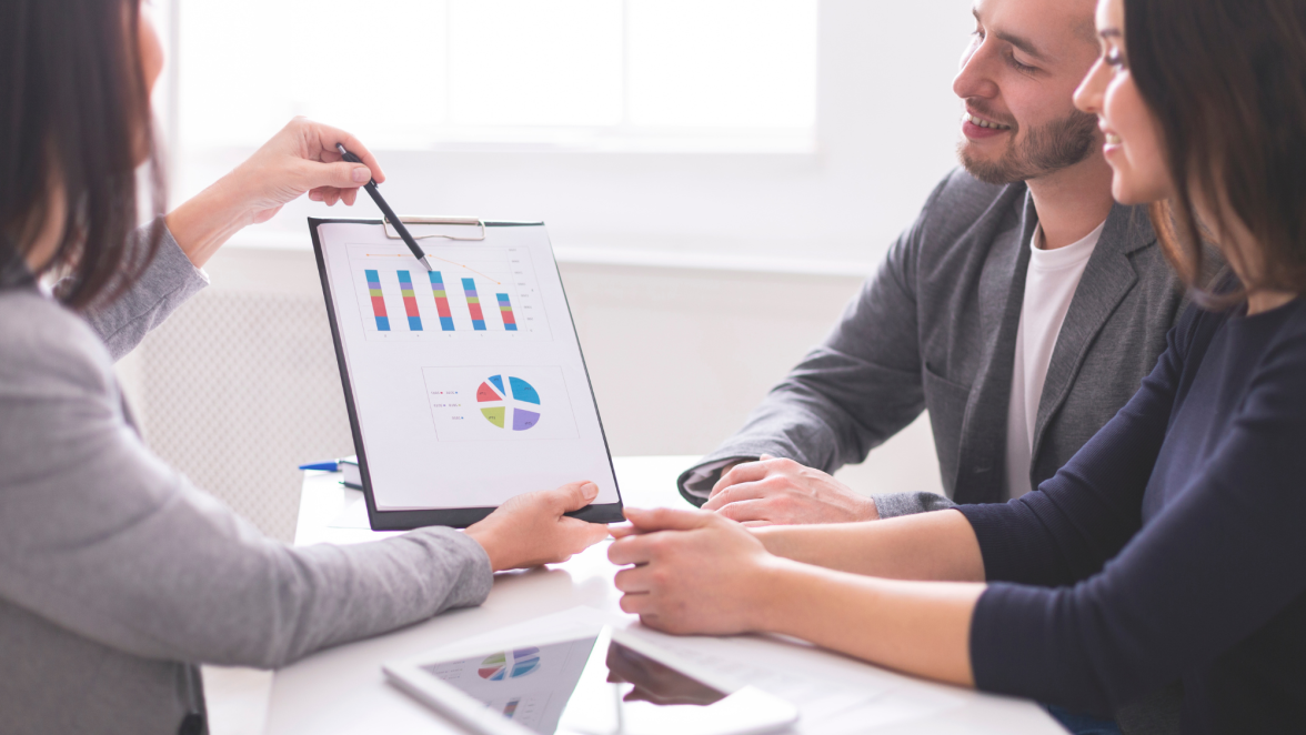 Advisor Explaining Direct Indexing vs Exchange Funds for Concentrated Positions