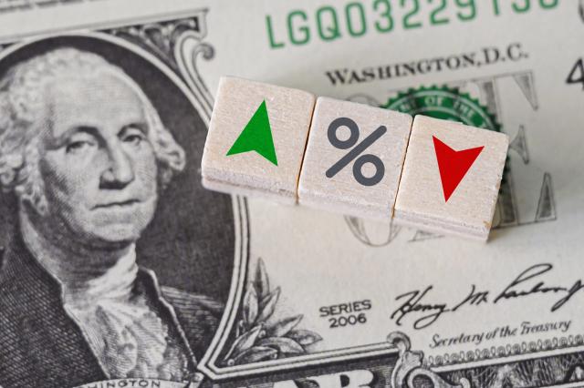 concept-idea-of-fed-federal-reserve-system-is-the-central-banking-system-of-the-united-states-of-america-and-change-interest-rates-percentage-icon-and-arrow-symbol-on-wooden-cube-2