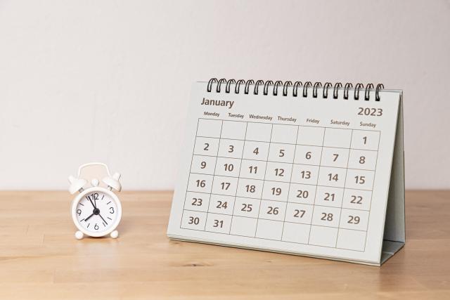 january-2023-calendar-and-little-vintage-alarm-clock